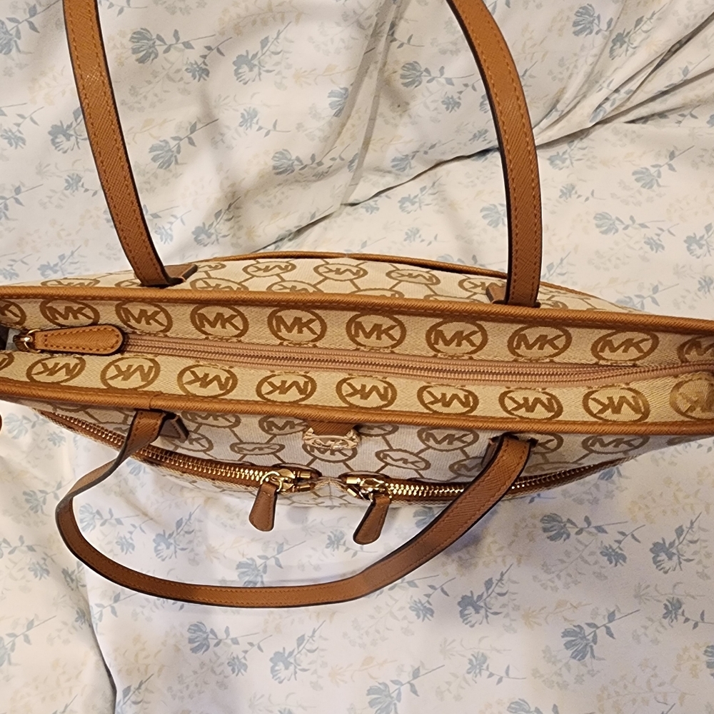 Michael Kors purse - Picture 2 of 9